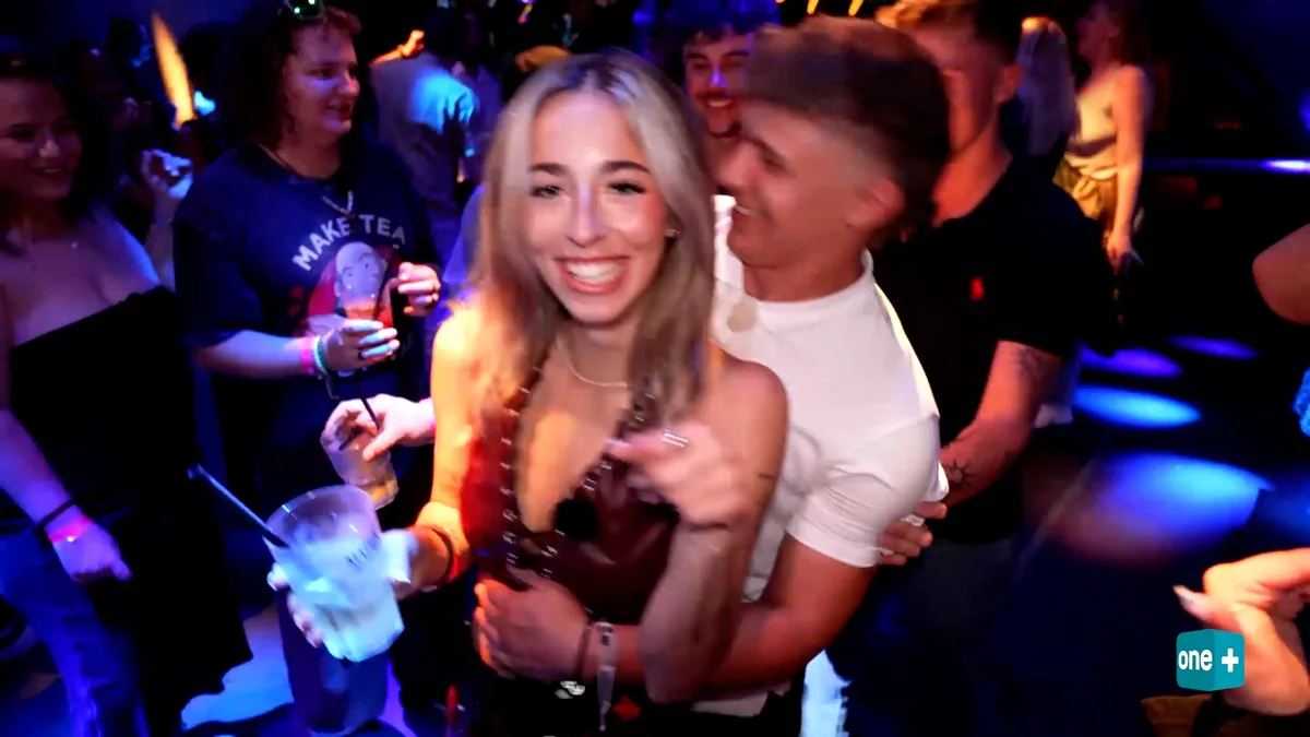 Beim feiern in Berlin hatten sich die beiden angenähert. Ein junger Mann beim feiern